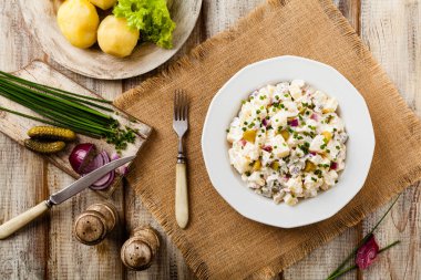 Geleneksel Alman patates salatası, salatalık, soğan ve mayonez. Üst görünüm.