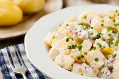 Geleneksel Alman patates salatası, salatalık, soğan ve mayonez.. 