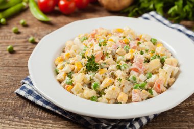 Mayonezli sebzeli geleneksel salata. Ahşap arka plan. Ön görünüm.