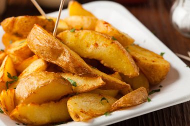 Geleneksel İspanyol fırında patates ve acı biber. Bravas sosu. Ön manzara. Yakın plan..