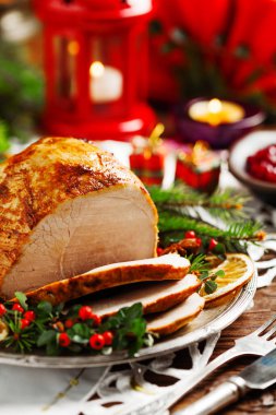 Noel pastırması, eski tabakta servis edilir. Etrafı çalı çırpı dolu. Ön görünüm.