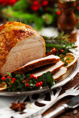 Noel pastırması, eski tabakta servis edilir. Etrafı çalı çırpı dolu. Ön görünüm.