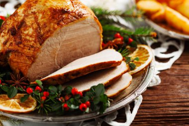 Noel pastırması, eski tabakta servis edilir. Etrafı çalı çırpı dolu. Ön görünüm.