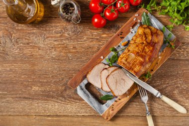 Kavrulmuş sığır filetosu ve boşluklar. Üst görünüm.