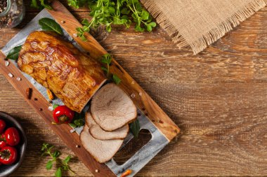 Kavrulmuş sığır filetosu ve boşluklar. Üst görünüm.