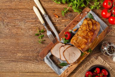 Kavrulmuş sığır filetosu ve boşluklar. Üst görünüm.