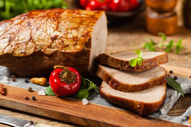 Kavrulmuş sığır filetosu ve boşluklar. Ön görünüm.