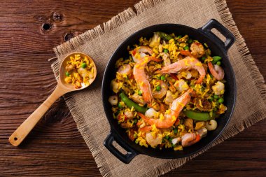 Geleneksel İspanyol paella 'sı ve deniz ürünleri ve tavuk. Wook 'ta hazır. Üst görünüm.