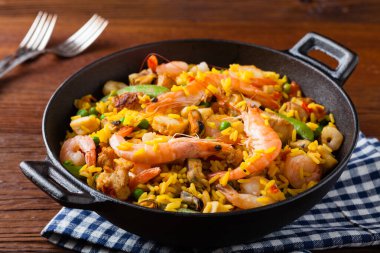 Geleneksel İspanyol paella 'sı ve deniz ürünleri ve tavuk. Wook ile hazırlandı. 