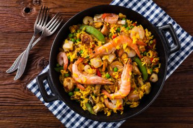 Geleneksel İspanyol paella 'sı ve deniz ürünleri ve tavuk. Wook 'ta hazır. Üst görünüm.