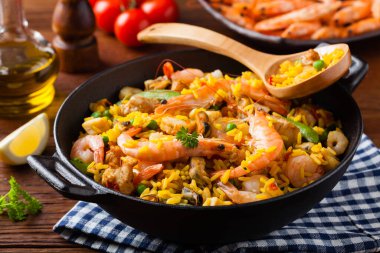 Geleneksel İspanyol paella 'sı ve deniz ürünleri ve tavuk. Wook ile hazırlandı. 