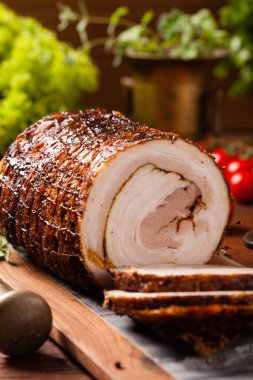 Yuvarlak, kızarmış domuz göbeği. Ön görünüm.