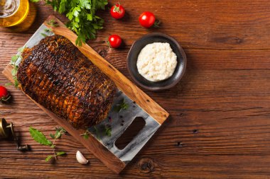 Yuvarlak, kızarmış domuz göbeği. Üst görünüm.