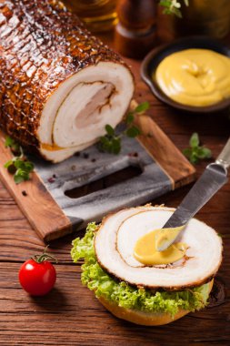 Yuvarlak, kızarmış domuz göbeği. Ön görünüm.