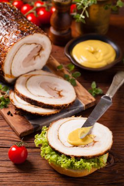 Yuvarlak, kızarmış domuz göbeği. Ön görünüm.