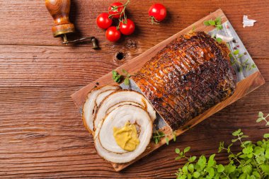 Yuvarlak, kızarmış domuz göbeği. Üst görünüm.