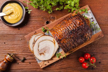 Yuvarlak, kızarmış domuz göbeği. Üst görünüm.