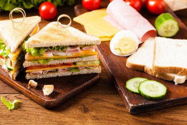 Jambonlu, peynirli, yumurtalı ve sebzeli tost sandviçi. Ön görünüm.