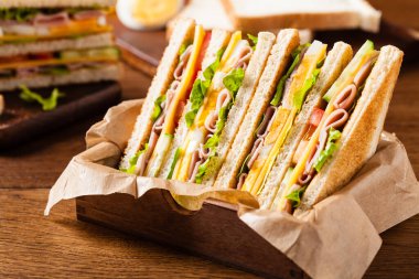 Jambonlu, peynirli, yumurtalı ve sebzeli tost sandviçi. Ön görünüm.