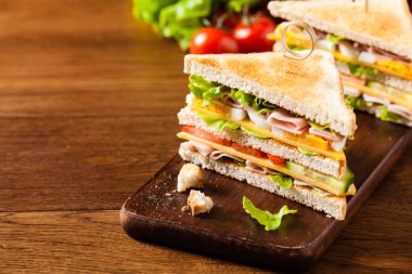 Jambonlu, peynirli, yumurtalı ve sebzeli tost sandviçi. Ön görünüm.