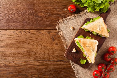 Jambonlu, peynirli, yumurtalı ve sebzeli tost sandviçi. Üst görünüm.