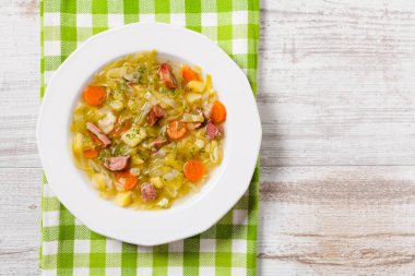 Ev yapımı lahana çorbası, füme pirzola ile pişirilmiş. Üst görünüm.