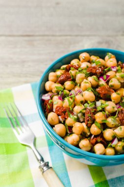 Soğanlı nohut salatası ve kurutulmuş domates. Ön görünüm.