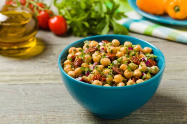 Soğanlı nohut salatası ve kurutulmuş domates. Ön görünüm.