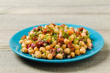 Soğanlı nohut salatası ve kurutulmuş domates. Ön görünüm.