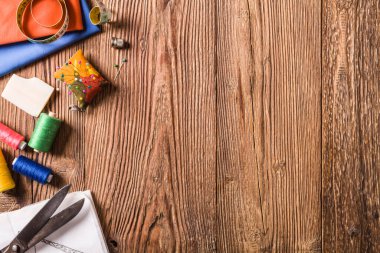 Terzi aksesuarları. Kavram. Doğal ahşap arka plan. Yukarıdan görüntüle.