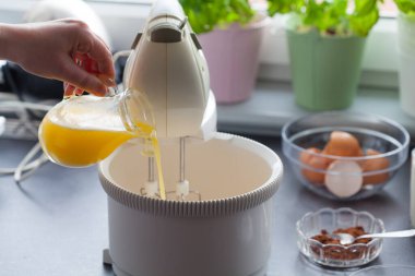 Pasta yapıyorum. Sonraki aşamalar, sonraki aşamalar. Erimiş tereyağı ekliyoruz..