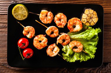 Izgara karides şişi. Üst görünüm. 