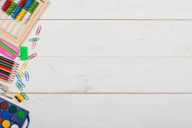 Okul malzemeleri. Reklam grafikleri için arka plan. Üst görünüm.