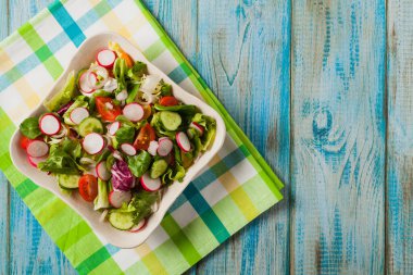 Turplu, salatalıklı, renkli domatesli taze salata. BBC için en iyisi. Üst görünüm.