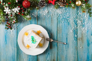 Lezzetli, geleneksel peynirli kek. Noel süsü. Üst görünüm.