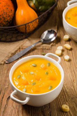 Çorba, balkabağı kreması kavrulmuş tohumlar ve kızarmış ekmeklerle servis edilir..