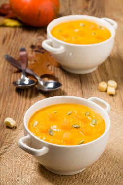 Çorba, balkabağı kreması kavrulmuş tohumlar ve kızarmış ekmeklerle servis edilir..