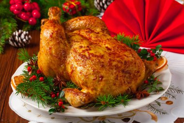 Noel süslemeli bütün tavuğu kızarttım. Ahşap arka plan. Ön görünüm. 