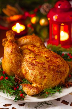 Noel süslemeli bütün tavuğu kızarttım. Ahşap arka plan. Ön görünüm. 