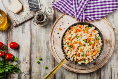 Tavuklu ve bezelyeli risotto. Üst görünüm.