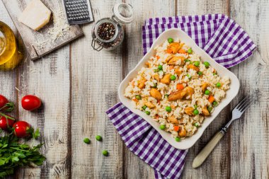 Tavuklu ve bezelyeli risotto. Üst görünüm.