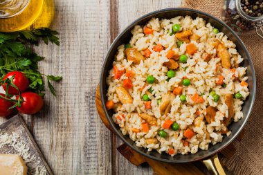 Tavuklu ve bezelyeli risotto. Üst görünüm.