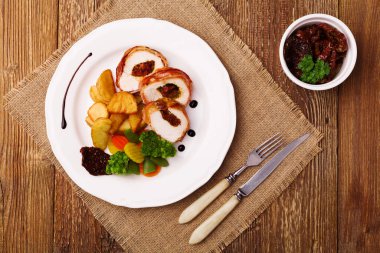 Kurutulmuş domatesli leziz tavuklar ve mozzarella, sebze ve kızarmış patatesle servis edilir..