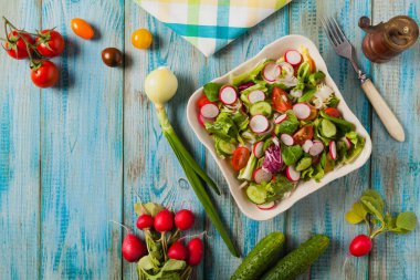 Turplu, salatalıklı, renkli domatesli taze salata. BBC için en iyisi. Üst görünüm.