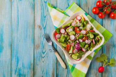 Turplu, salatalıklı, renkli domatesli taze salata. BBC için en iyisi. Üst görünüm.