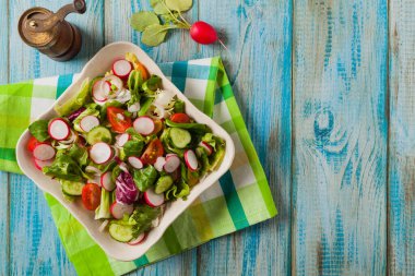 Turplu, salatalıklı, renkli domatesli taze salata. BBC için en iyisi. Üst görünüm.