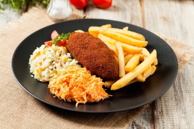 Tavuk Kiev (de Volaille pirzolası) patates kızartması ve salata ile. Ön görünüm.