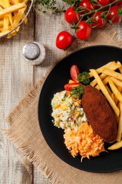 Tavuk Kiev (de Volaille pirzolası) patates kızartması ve salata ile. Üst görünüm.