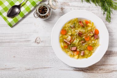 Ev yapımı lahana çorbası, füme pirzola ile pişirilmiş. Üst görünüm.