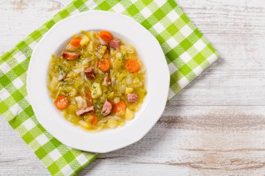 Ev yapımı lahana çorbası, füme pirzola ile pişirilmiş. Üst görünüm.